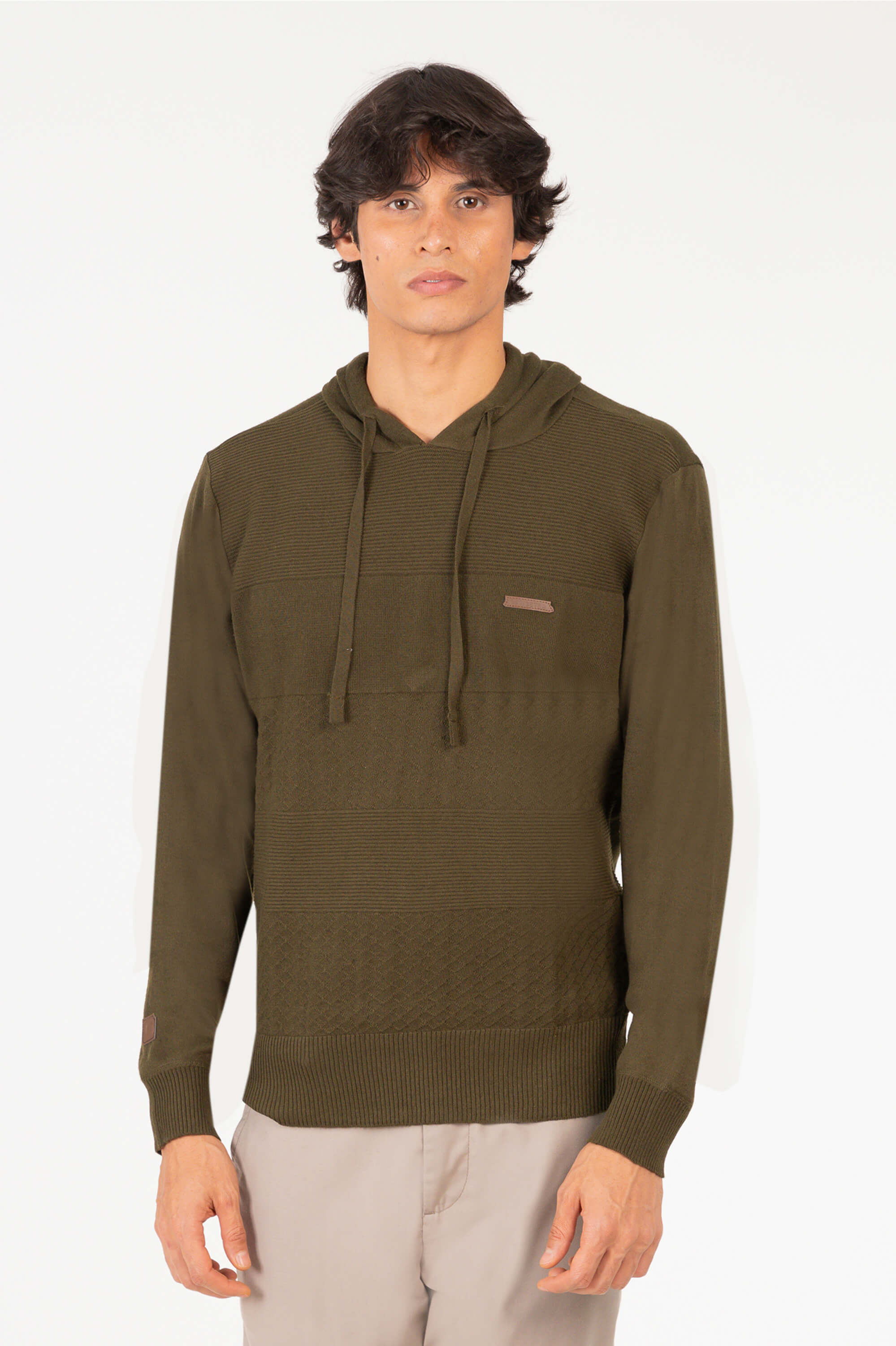 Tricot Fechado com Capuz – Elegância com Conforto e Um Toque Urbano